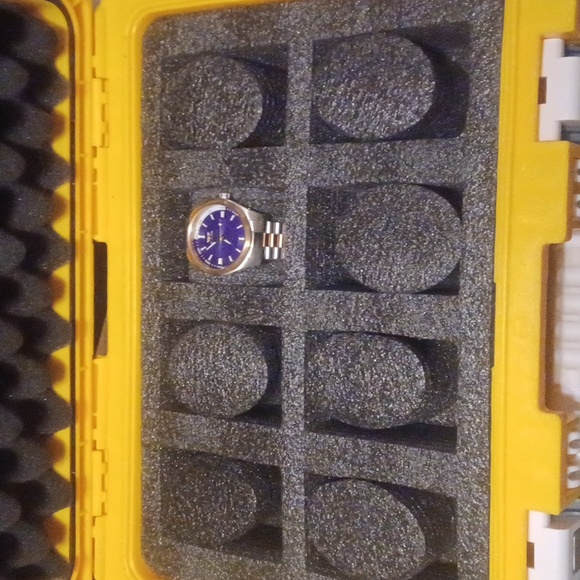 INVICTA WATCH & 8 SLOT CASE - Picture 5 of 6